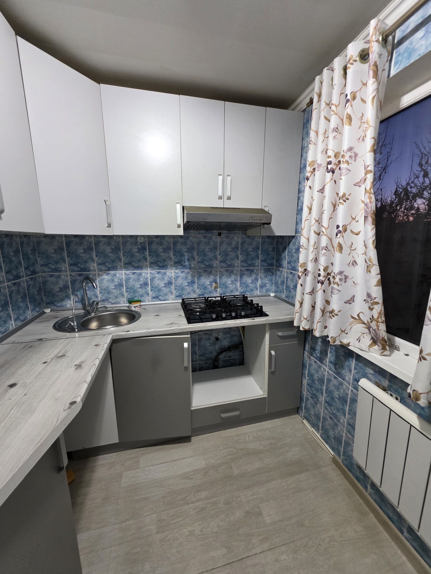 Продам 3х комнатная квартира 4 этаж. Гагарина Республика