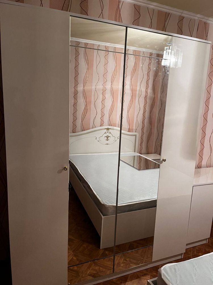 Срочно продаю спальный гарнитур