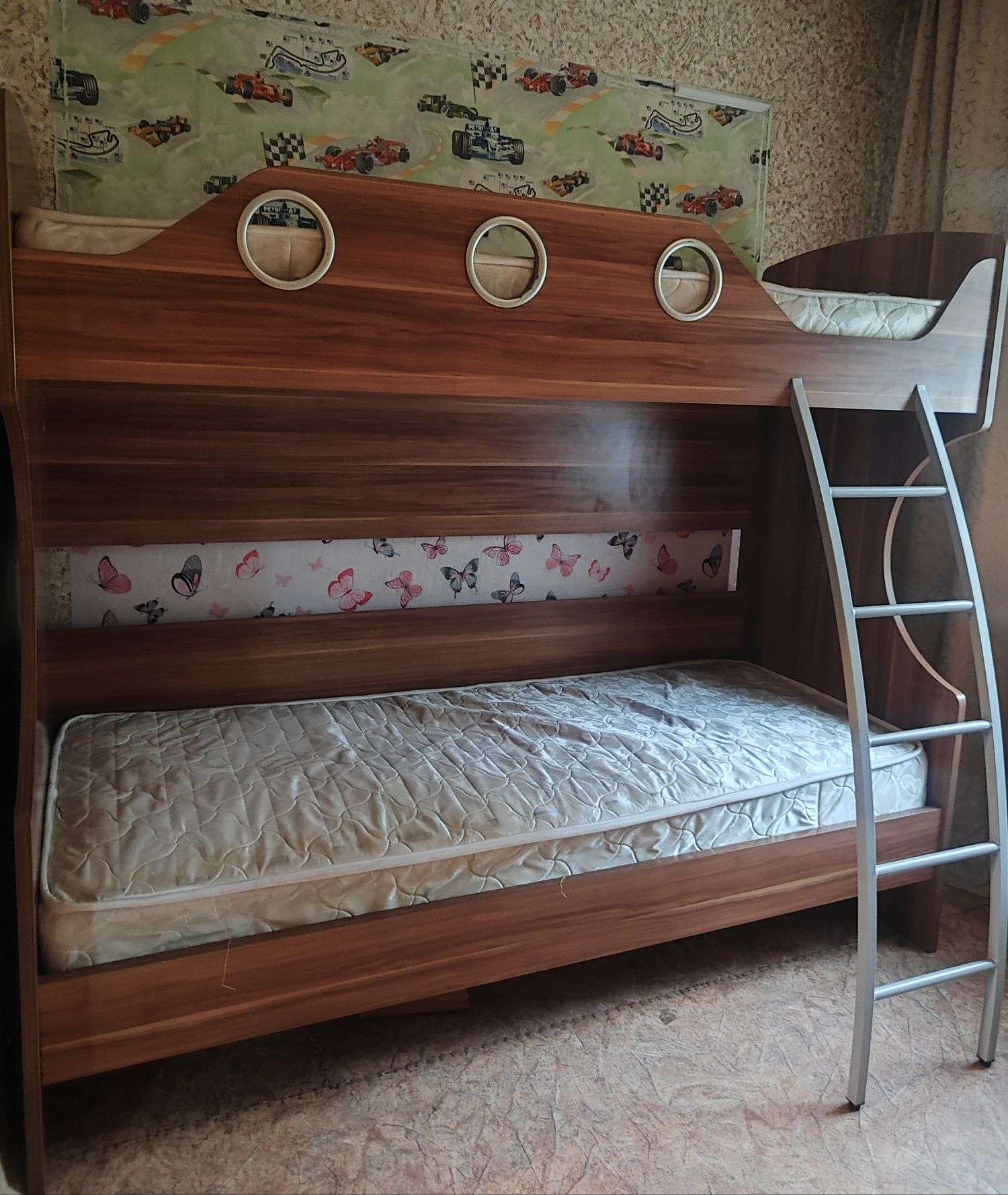 Двухъярусная кровать