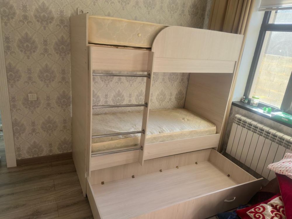 Детский диван и шкаф