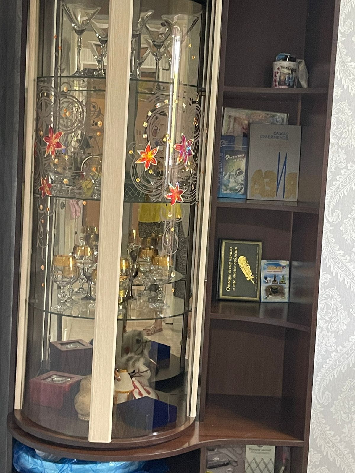 Продам шкаф-витрина