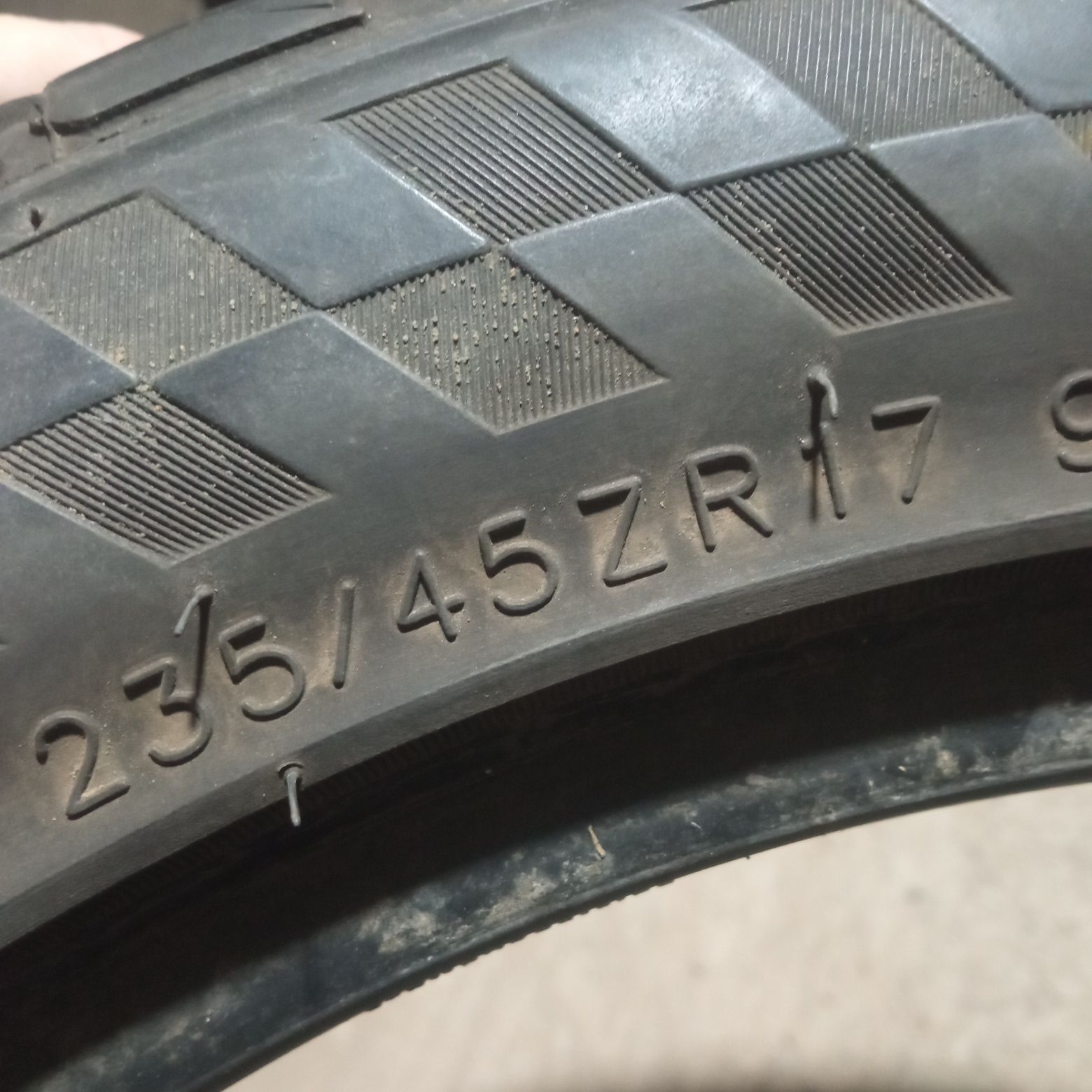 Продам шины 235/45/17