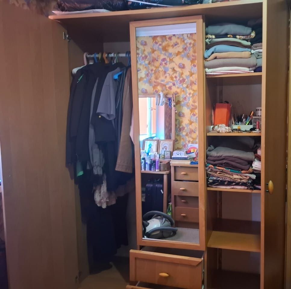 Распашной шкаф,кровать,самовывоз