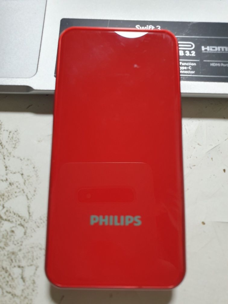 Philips E2601 выполнен в раскладном форм-факторе