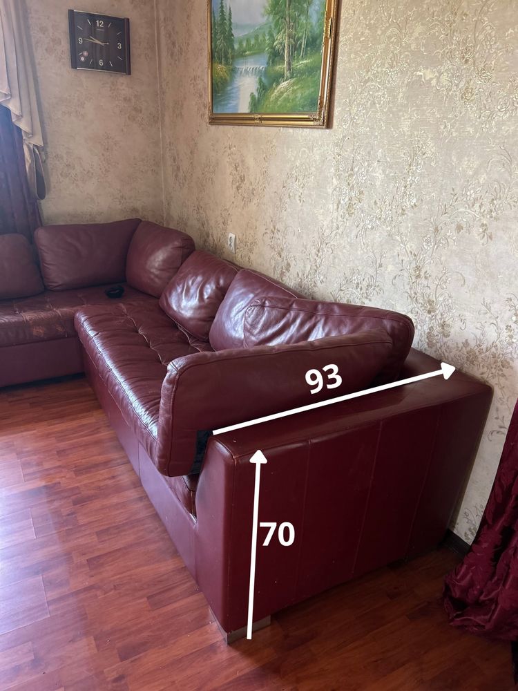 Диван бардовый.