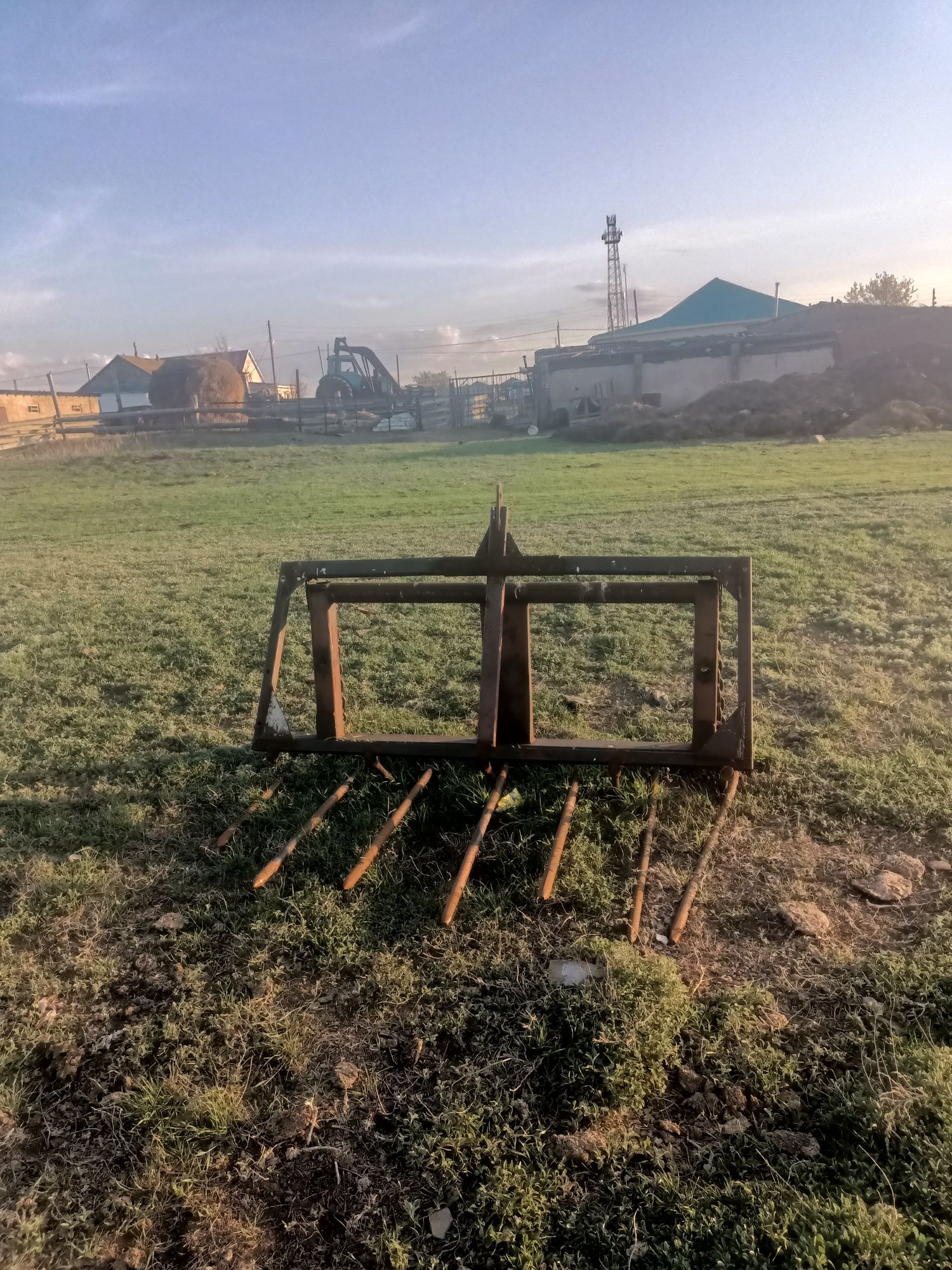 Трактор МТЗ 80 стагамет с вилой и ковшем, косилка, грабли, прицеп