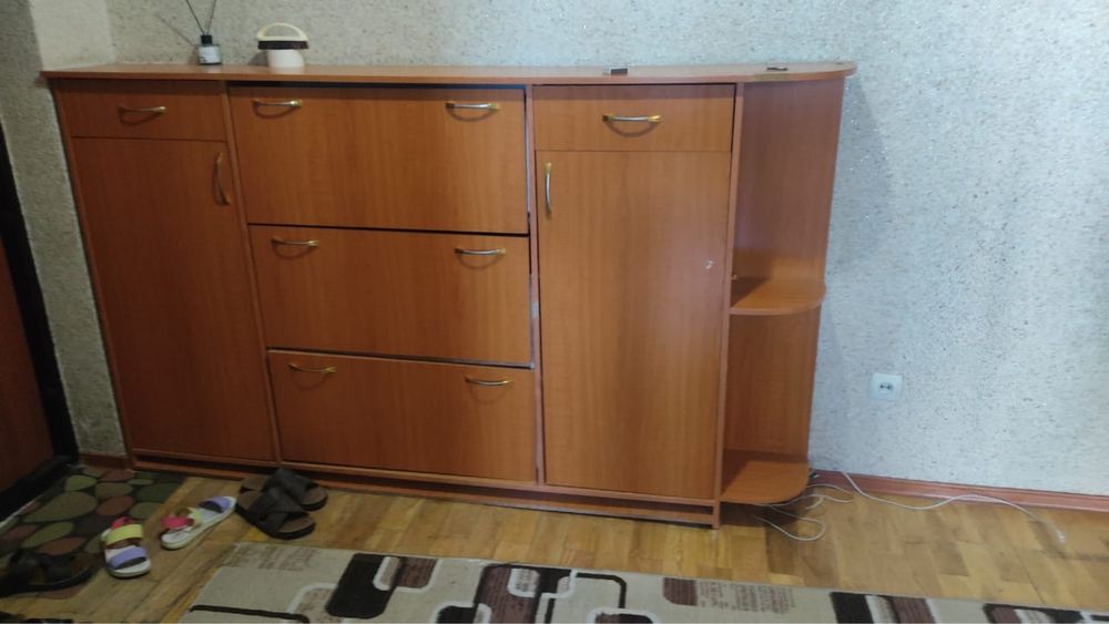 Продам  большой шкаф, прихожую и.т.д