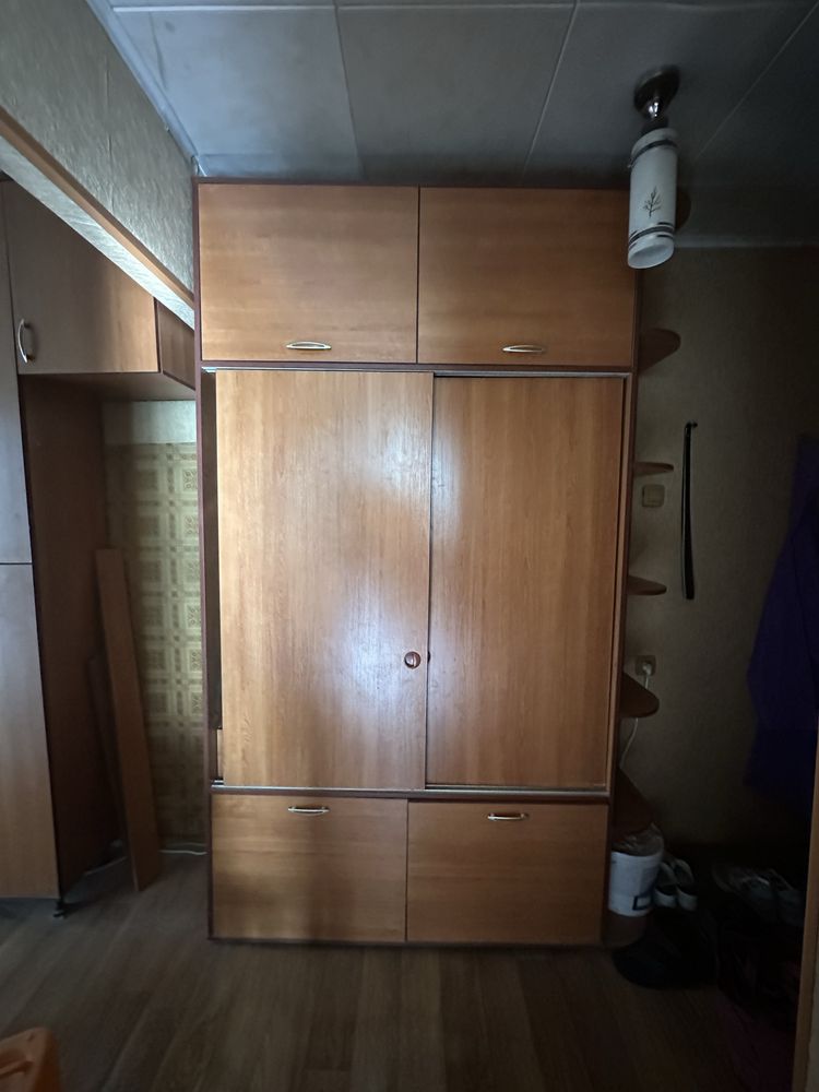 Продам шкаф стенку в прихожую/спальню