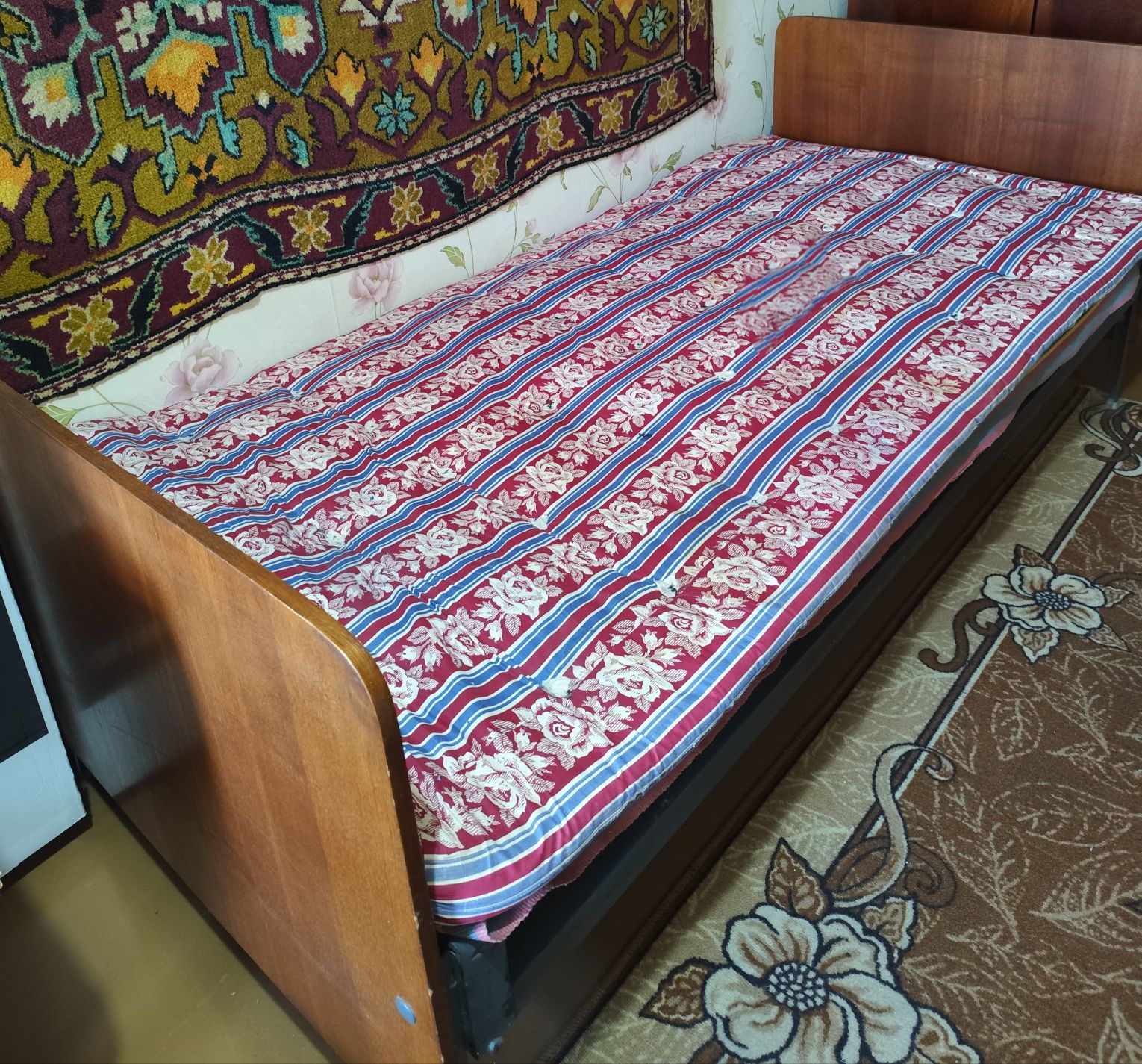Кровать железная, сетка.