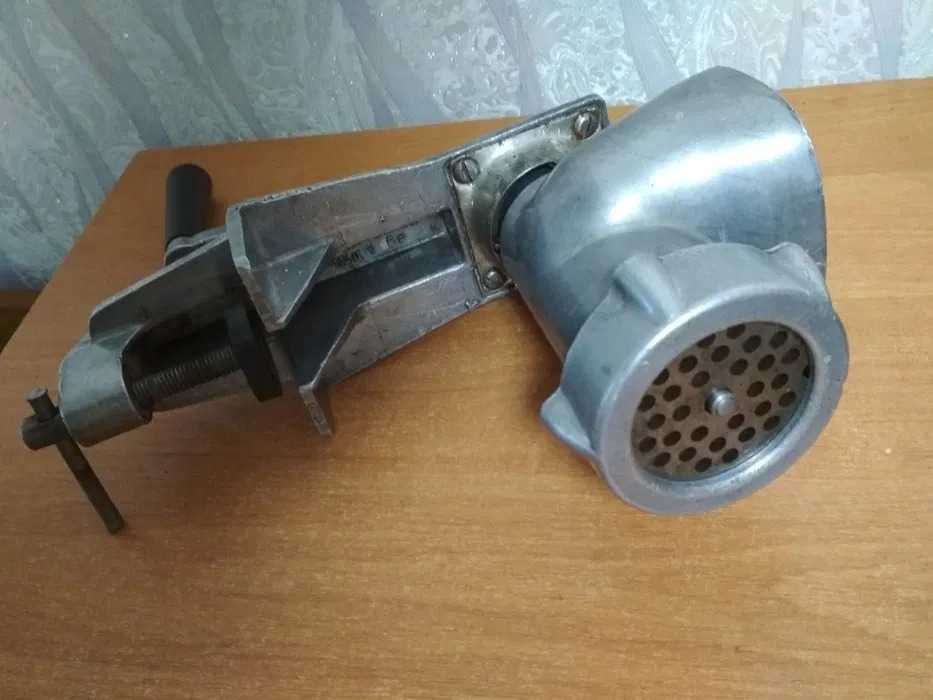 Срочно обменяю 2 мясорубки ручные СССР состояние хорошее
