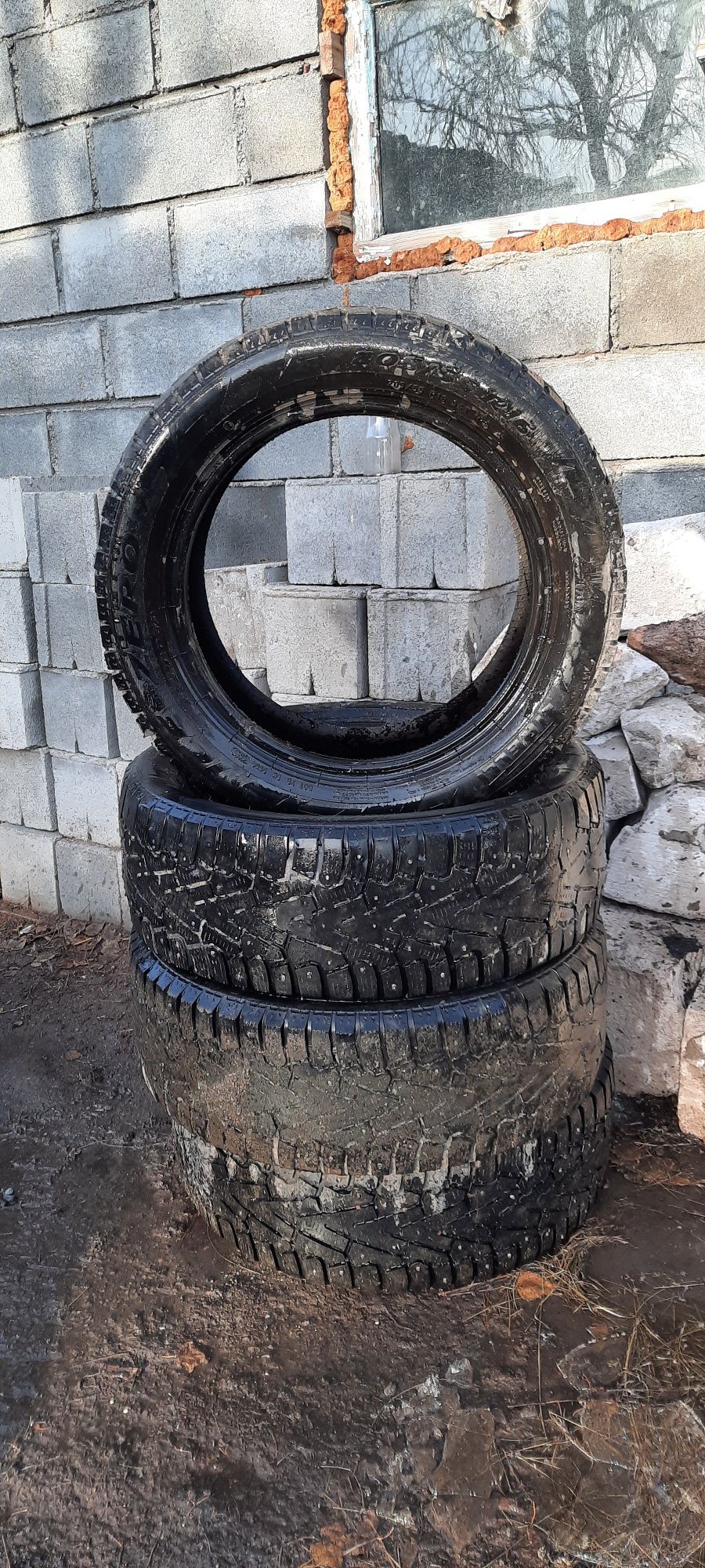 Продам резину зимнию в селе Раевка район Шортанды ТОРГ УМЕСТЕН!