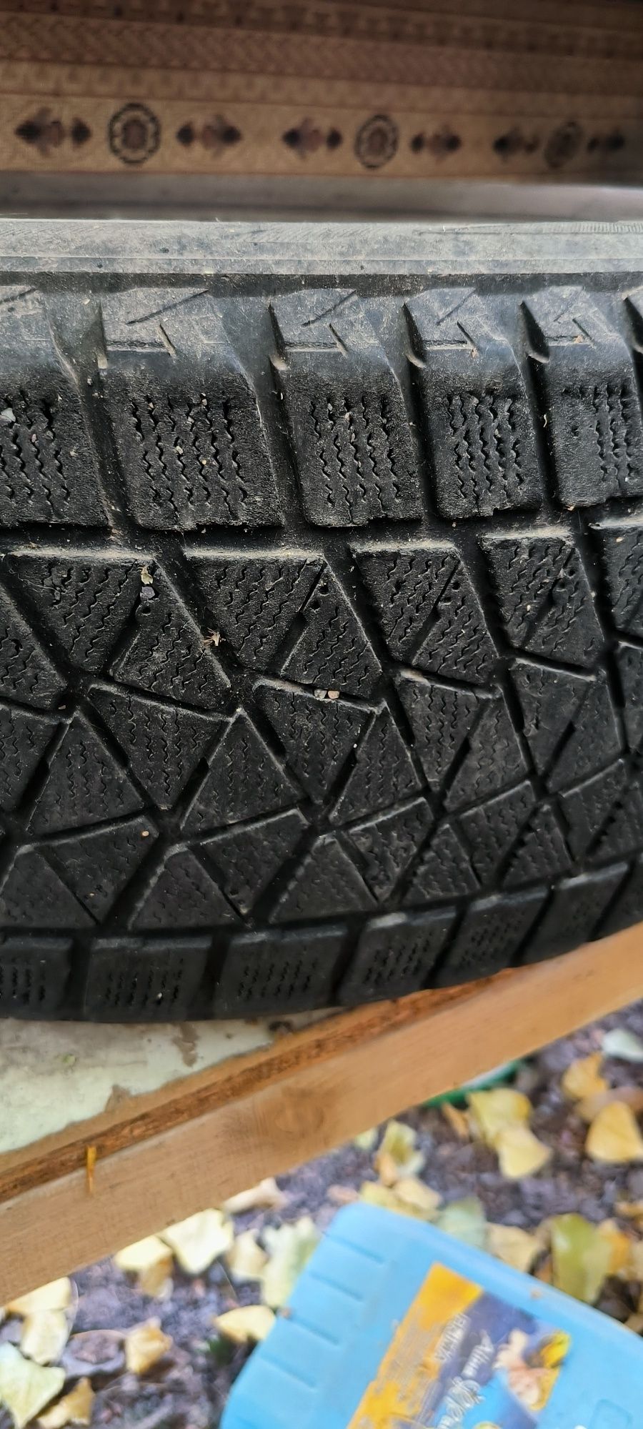 Продам комплект зимней шины Bridgestone 235/55/R19