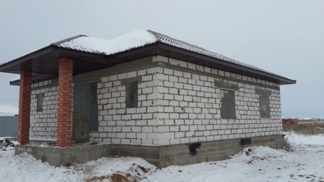 Продам участок с недостроеным домом