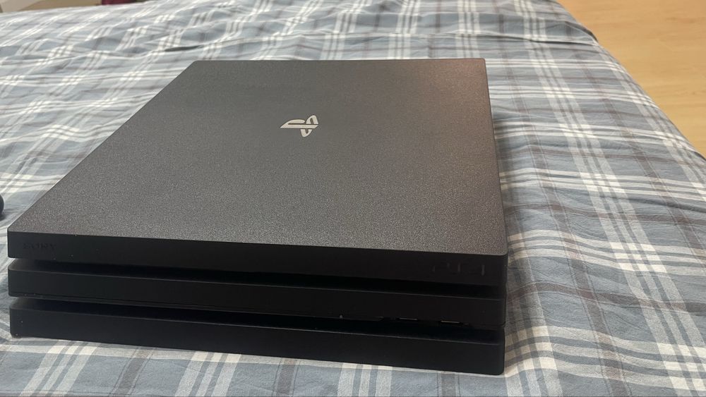 Продам playstation 4 pro 1 TB в хорошем состоянии