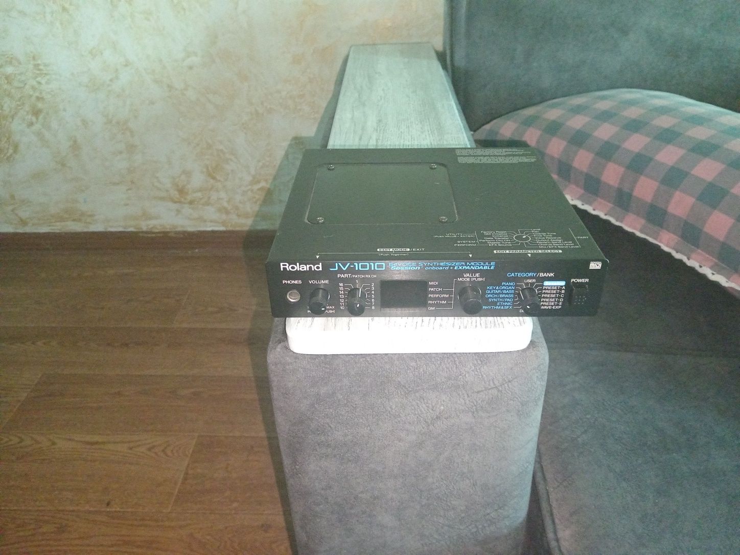 Продам синтезатор roland jv 1010