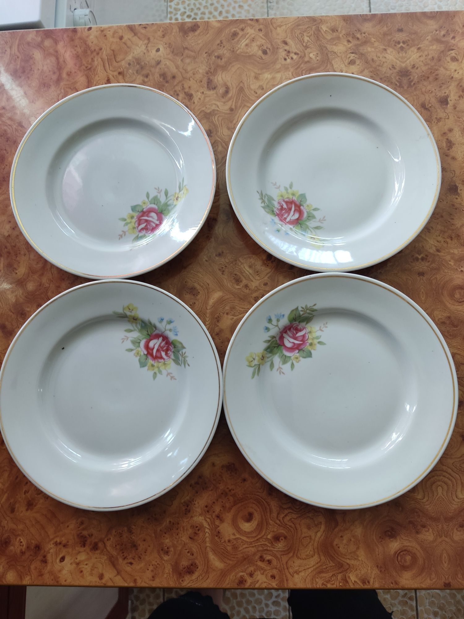Капроновые банки ,тарелки, рюмки, стаканы и салатницы.