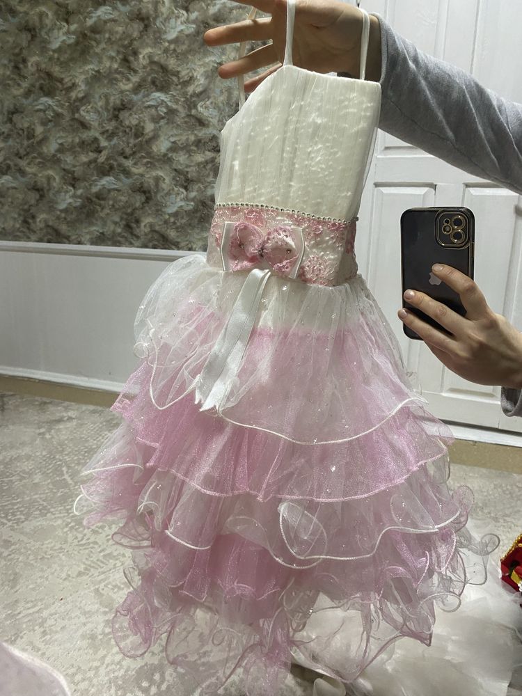 Нарядное платье на 6-8 лет