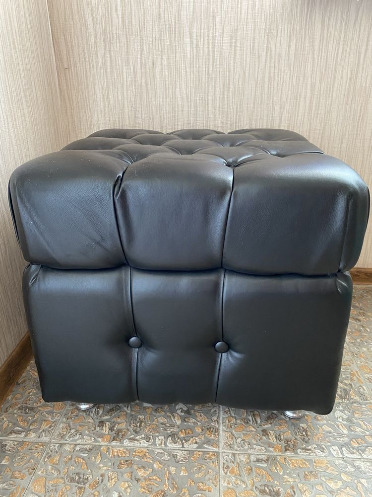 Продам пуфики и ресепшен