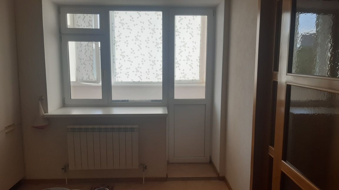 Продается  палстиковое окно с дверью