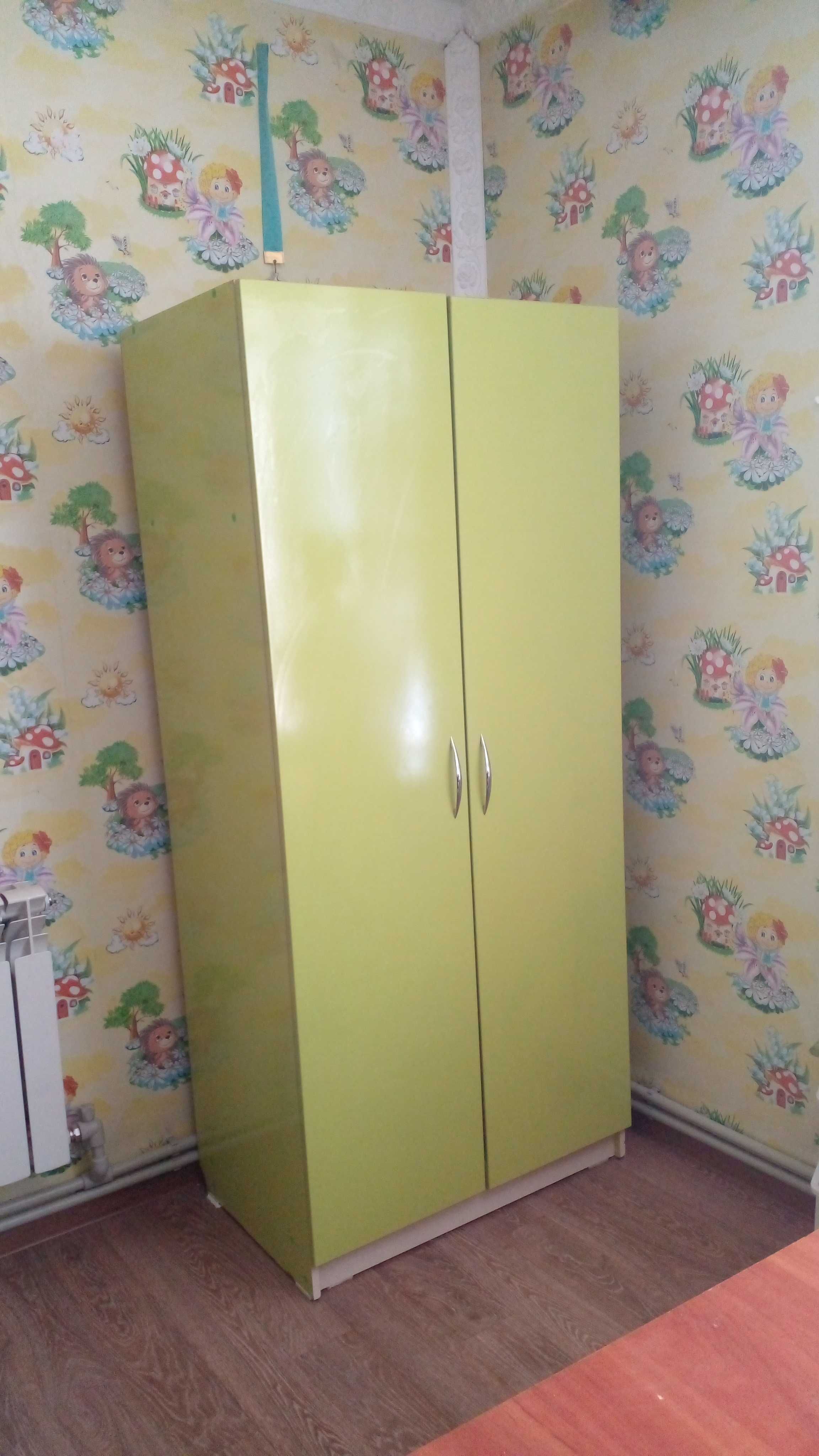 Двух ярусная кровать с матрасами и шифонер