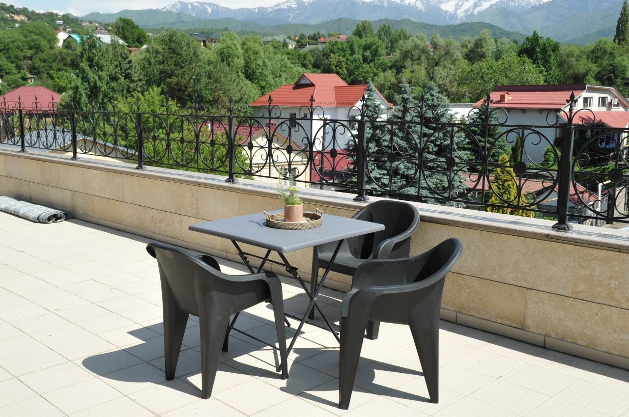 Стулья пластиковые,столы ,для кафе