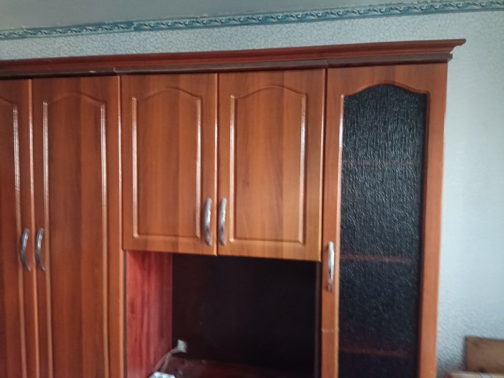 Продам сервант недорого