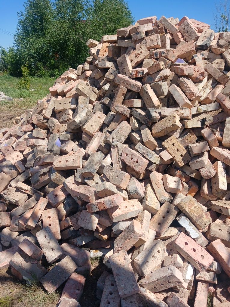 Продам плиты кирпичи и плиты перекрытия  есть доставка по городу на ма