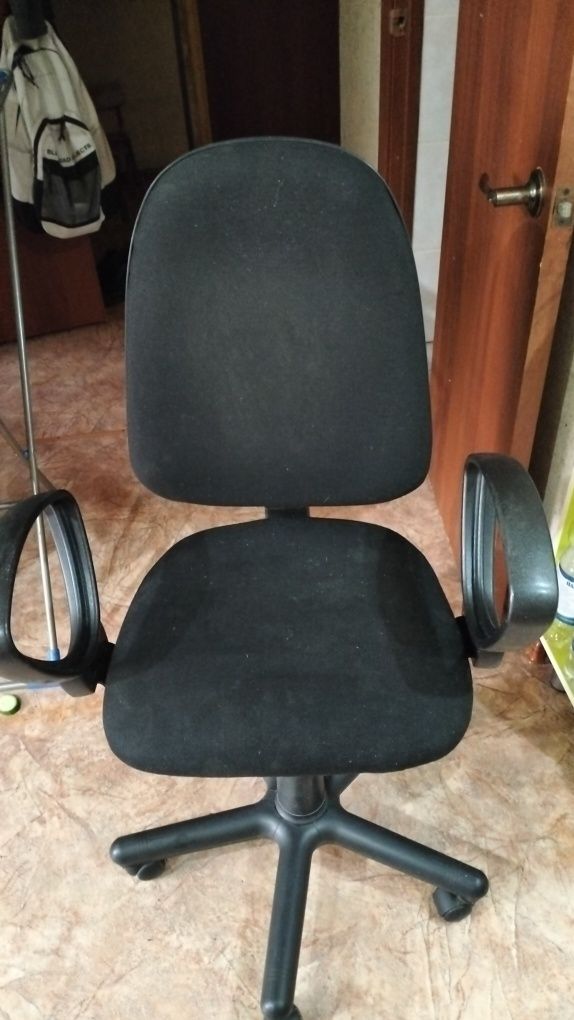 Продам компьютерный стол и стул офисный