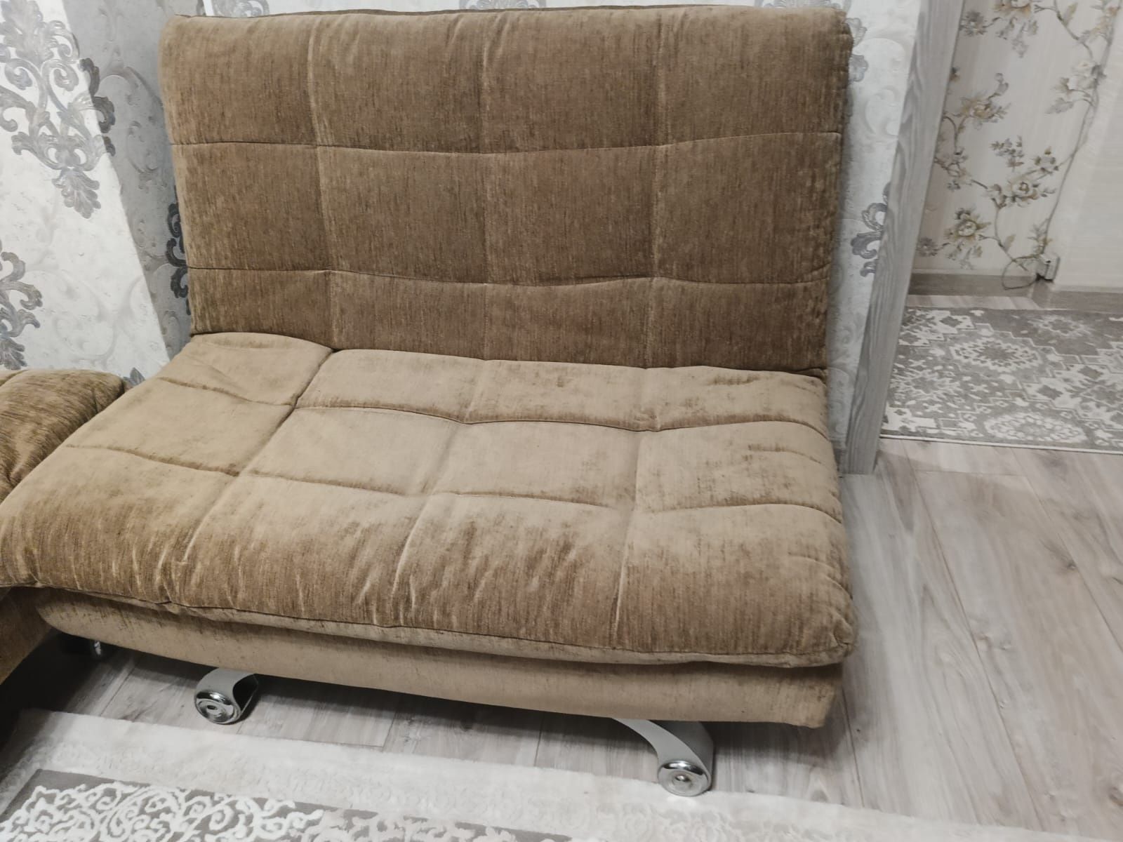 Продам диван с 2 креслами
