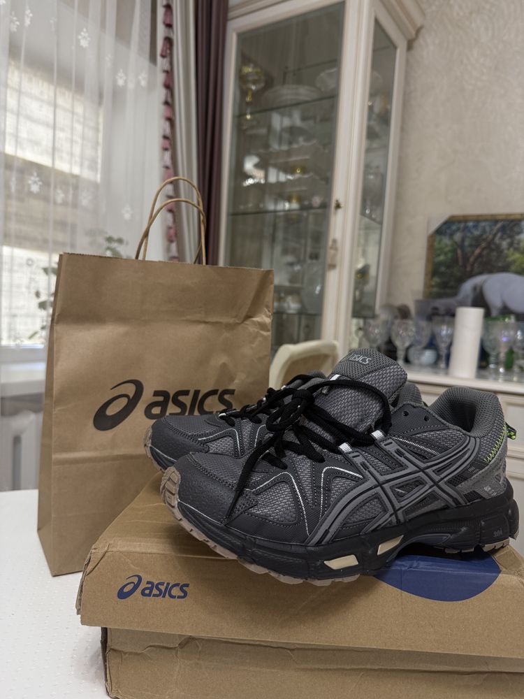 Продам кроссовки Asics 8