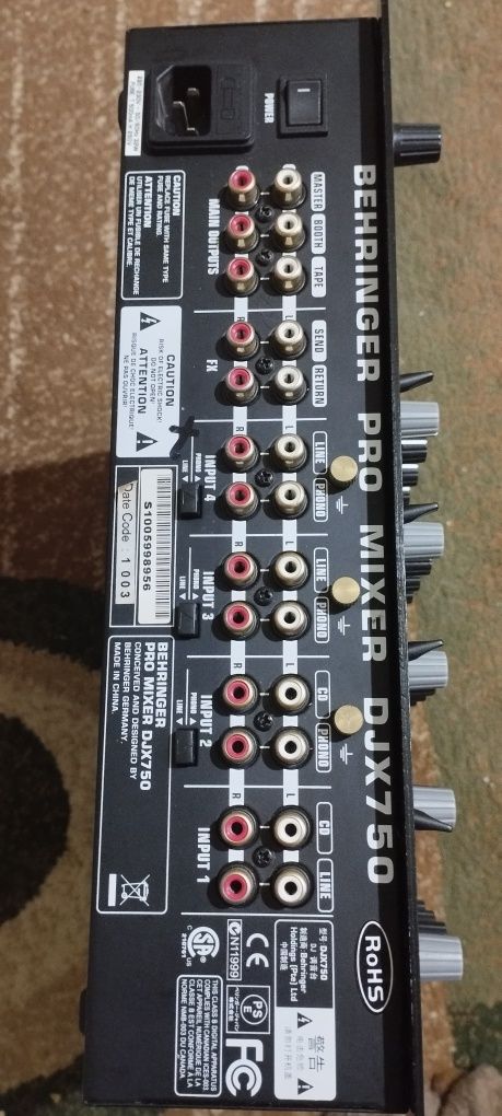 Продам микшер BEHRINGER