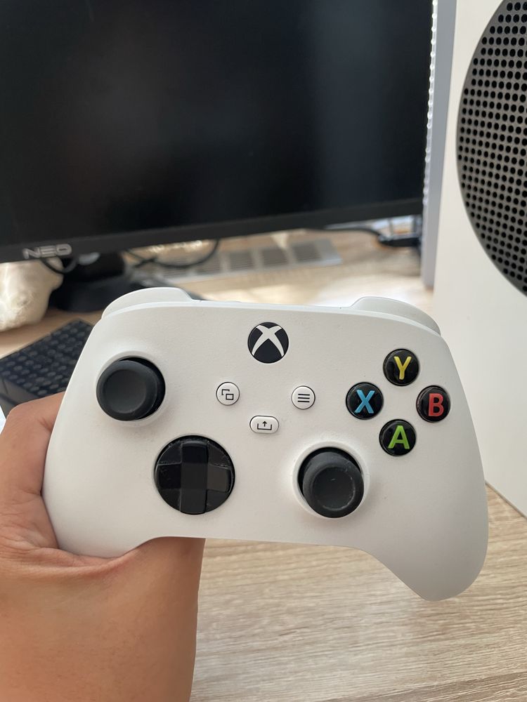 Xbox series S с геймпадом и ориг коробкой и с сменными аккумулятороми
