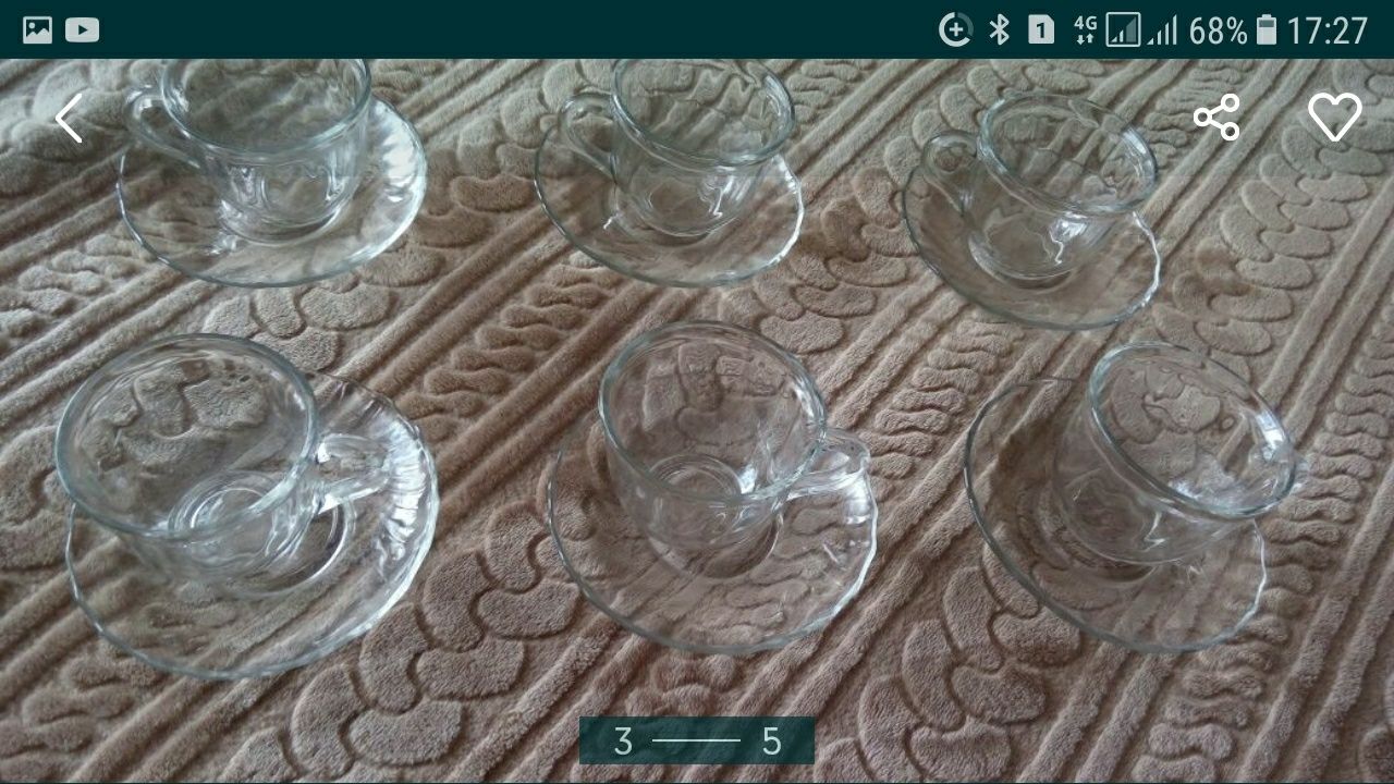 Чайный сервиз из прозрачного стекла.