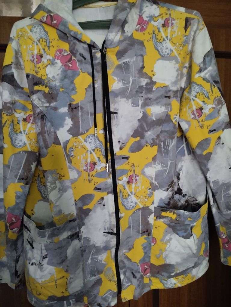 Продам женскую ветровку б/у