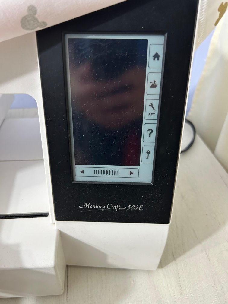 Продам вышивальную машинку Janome
