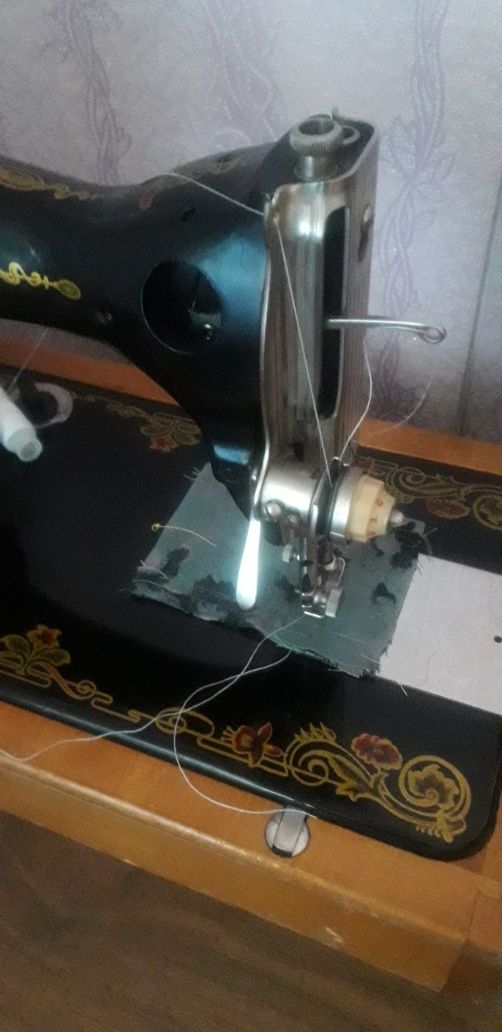 Швейная машинка ручная, ещё наверно бабушкина, работает как часы.
