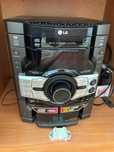 Музыкальный центр LG с двумя колонками + микрофон + караоке