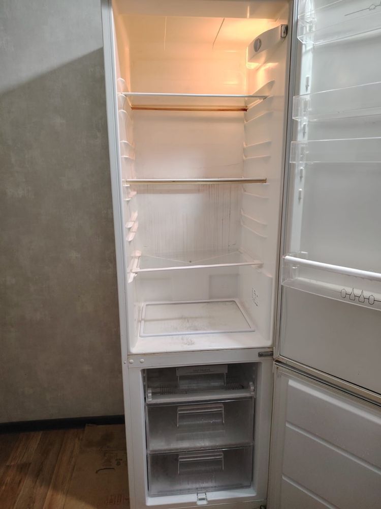 Продаю рабочий холодильник