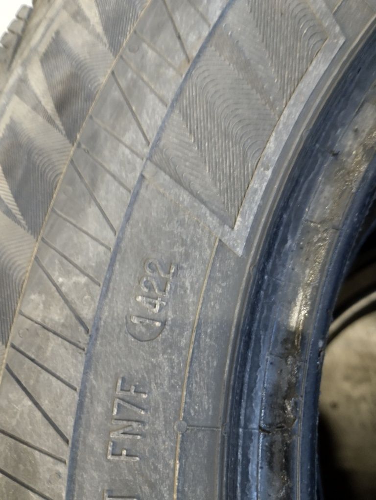 Продам 2шт шт 215 70 R15C