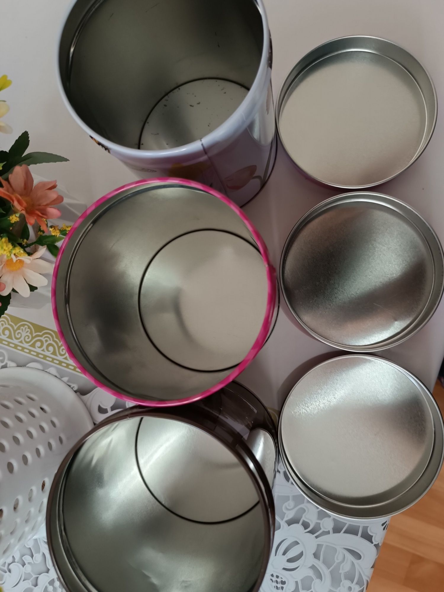 Продаются металлические и пластиковые баночки