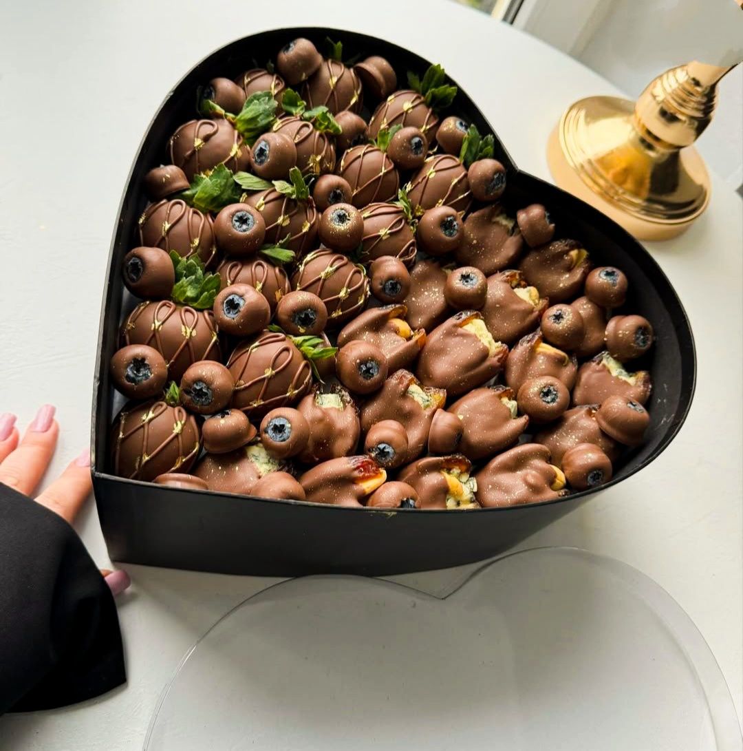 Клубника в шоколаде финики гранат букет, цветы,  десерт, торт гул