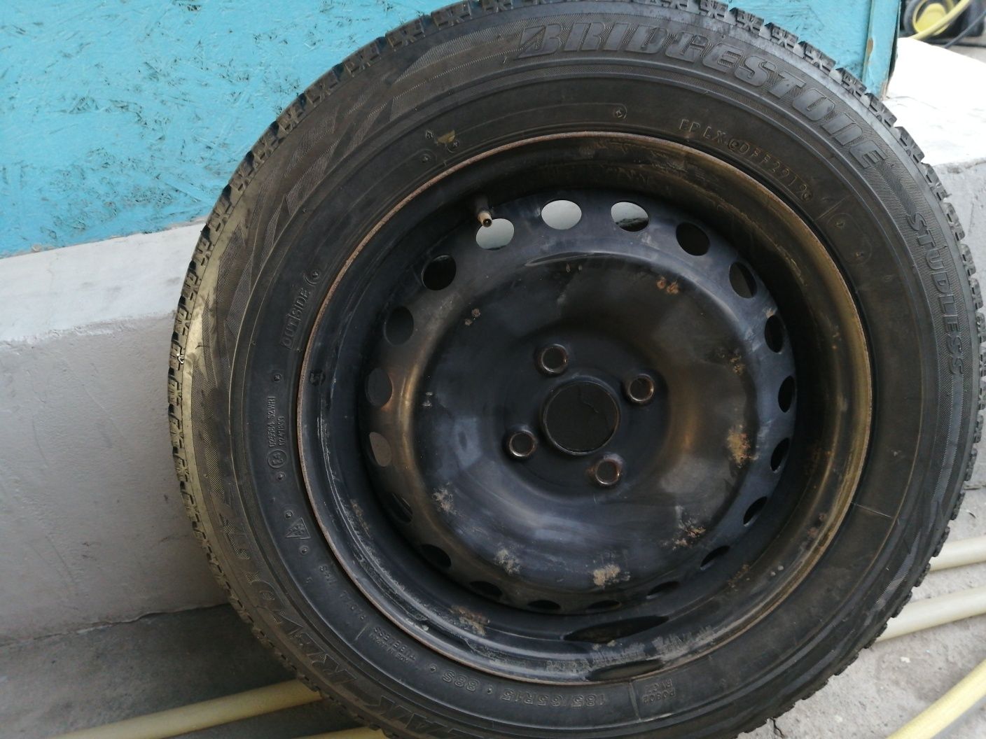 Bridgestone Шины 185/65/15 с колпаками Акцент