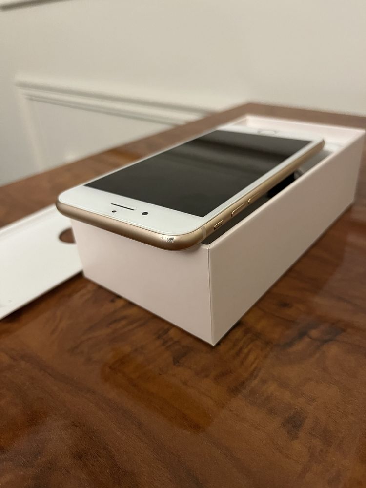 Продам iphone 8.