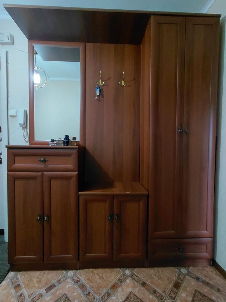 Шкаф в прихожую с зеркалом