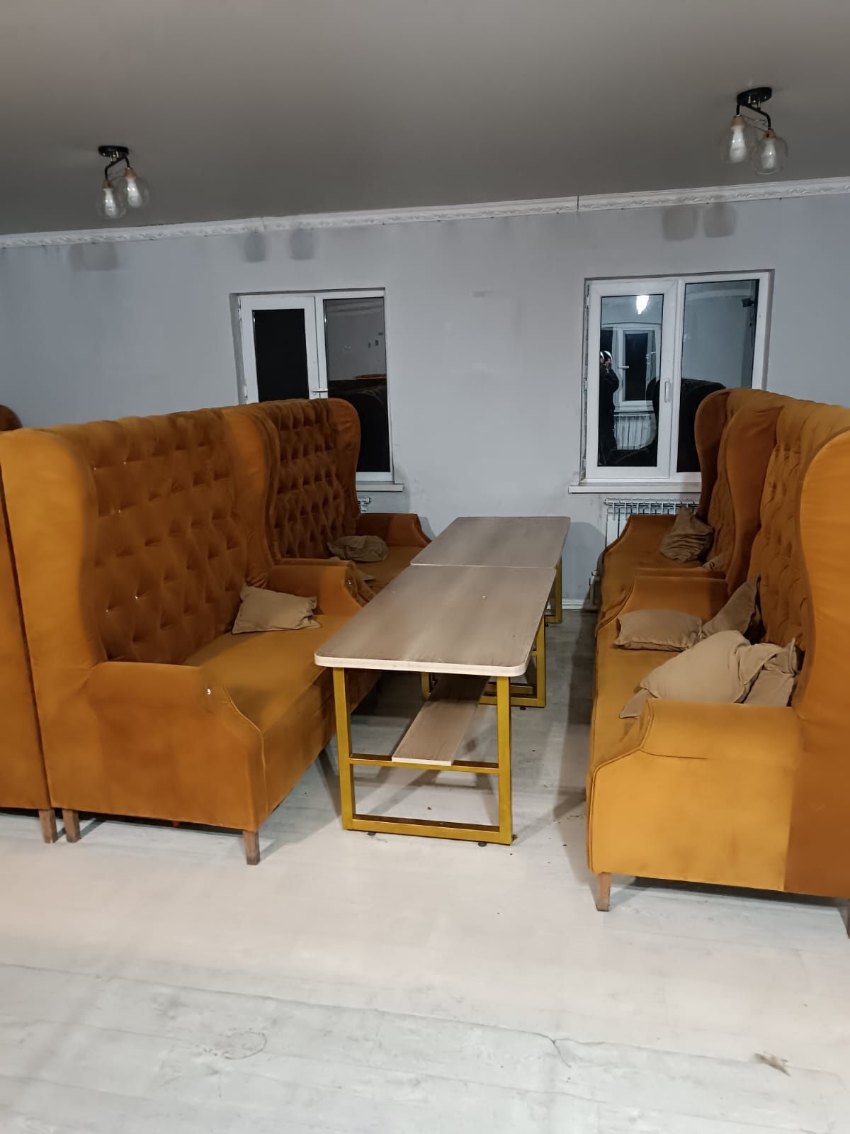 Продам диваны и столы для кафе и фастфуда