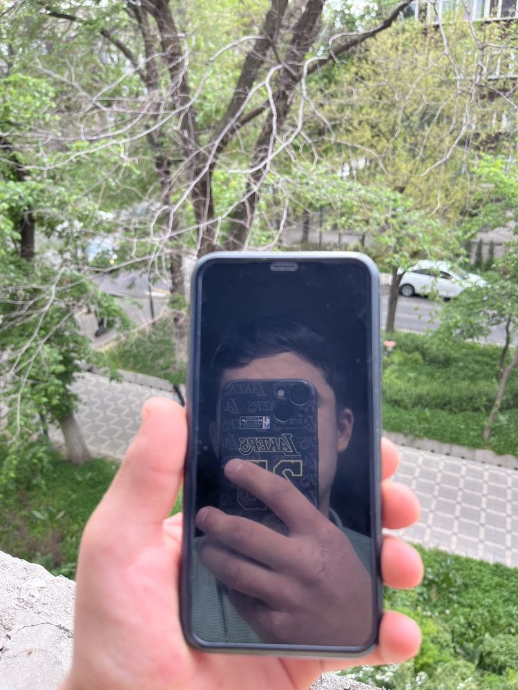 iPhone XR black ..