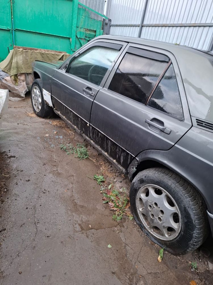 Продаю мерс 190