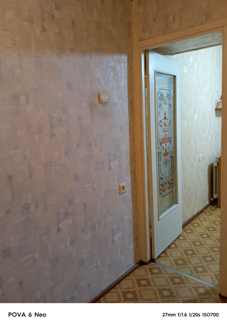 Продам 2х комнатную КСК , теплая,чистая, 3ий этаж, не угловая.