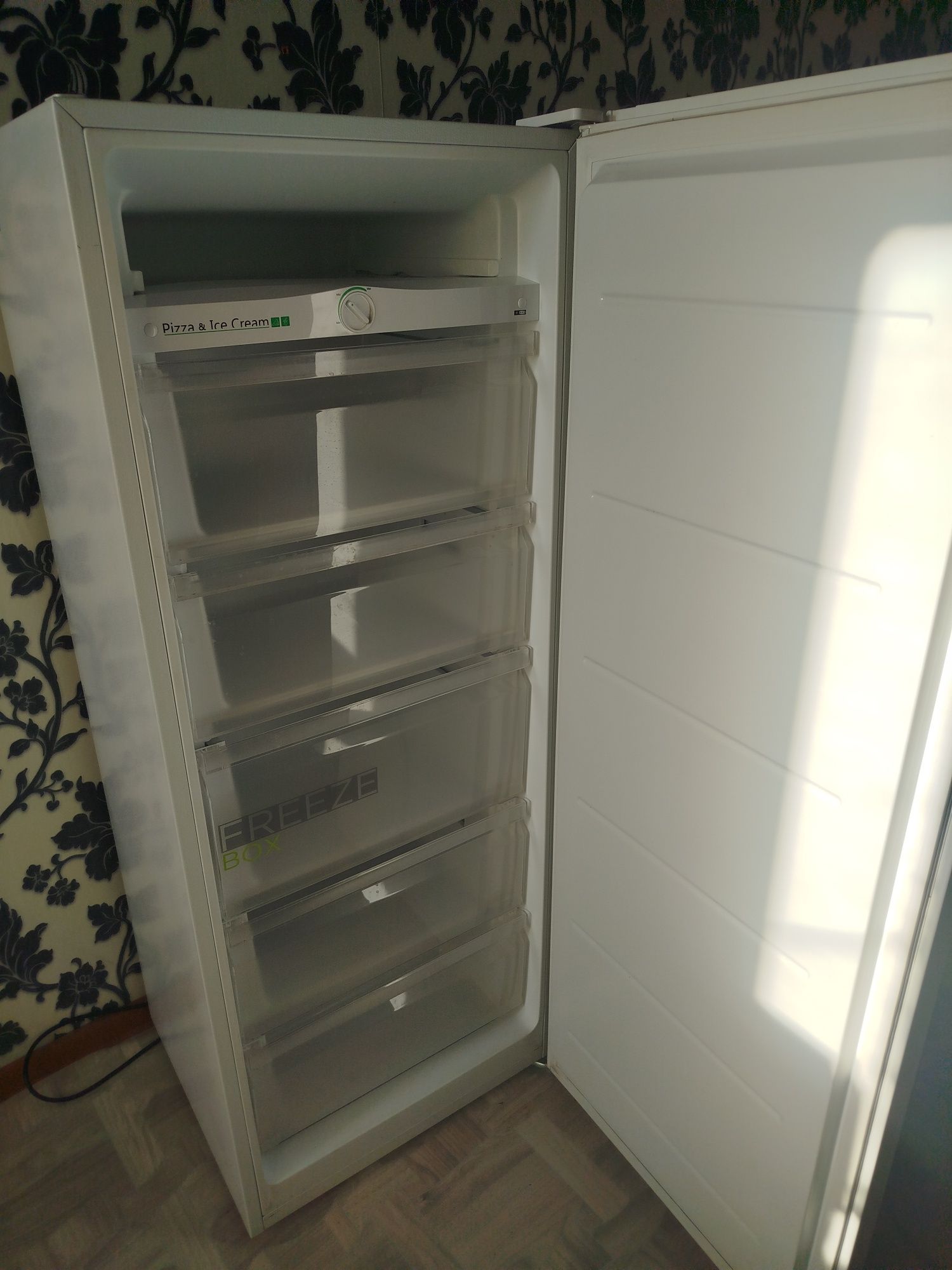 Продам морозильную камеру