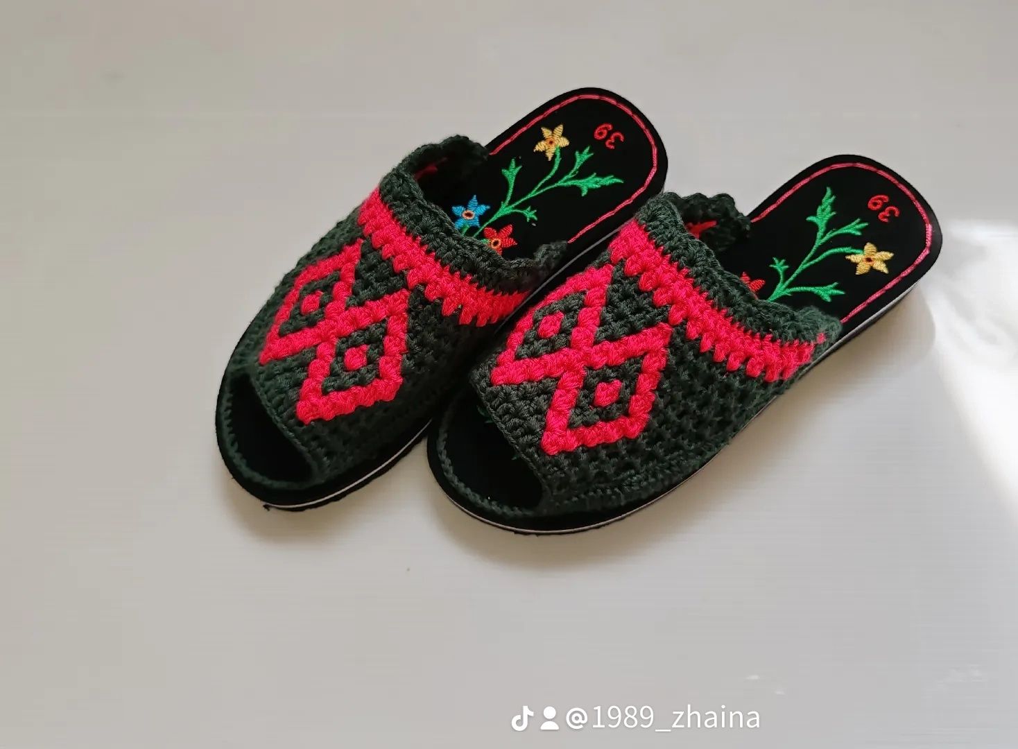 Колдан токылган аяк киимдер